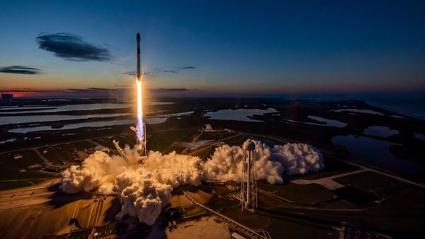 Компания SpaceX вывела на орбиту новую партию спутников связи OneWeb<br />
