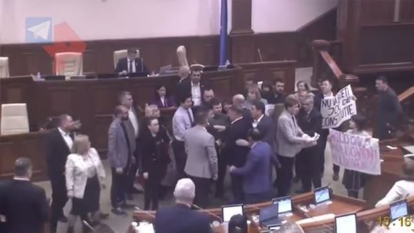 Молдавские депутаты устроили потасовку из-за переименования языка в румынский<br />
