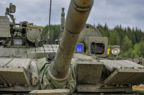 Новые танки Т-80БВМ для спецоперации: на прицелах, похоже, пришлось экономить