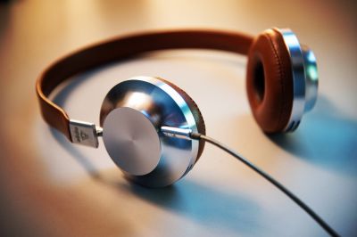 Прослушивание громкой музыки в наушниках повышает риск потери слуха