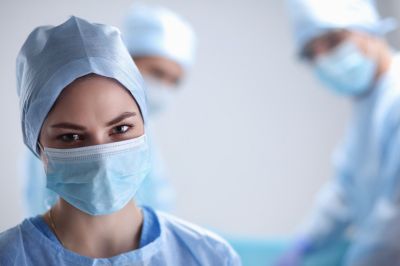 Зарплата операционной медсестры в частных клиниках снизилась за год в нескольких городах