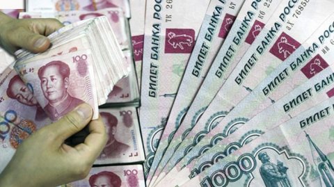 Эксперт объяснил рост объема торгов китайской валютой в России